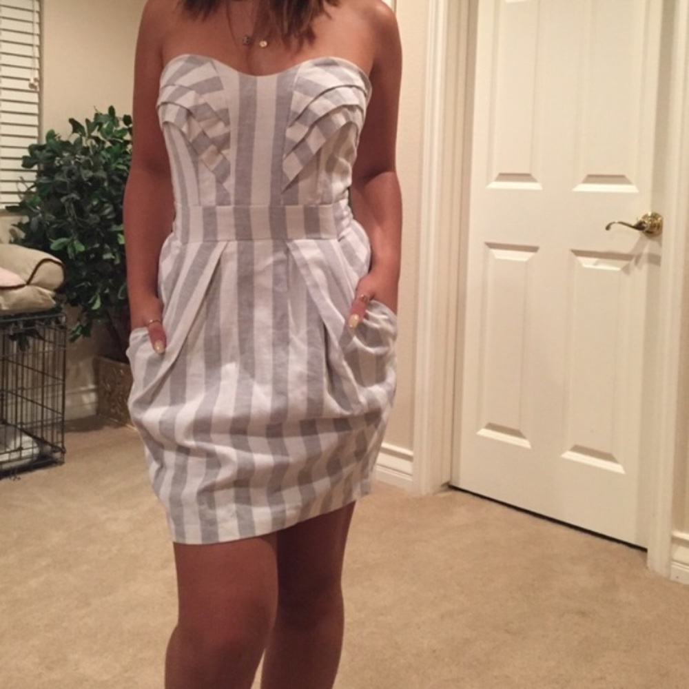 BCBG beige and white dress // grey - Picture 3 of 3